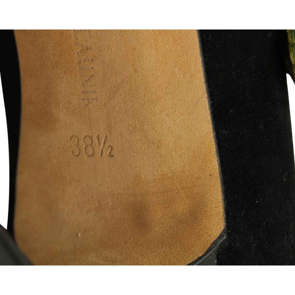 Manolo Blahnik Scallop-accent Pumps in Black Suede - Picture 7 of 7